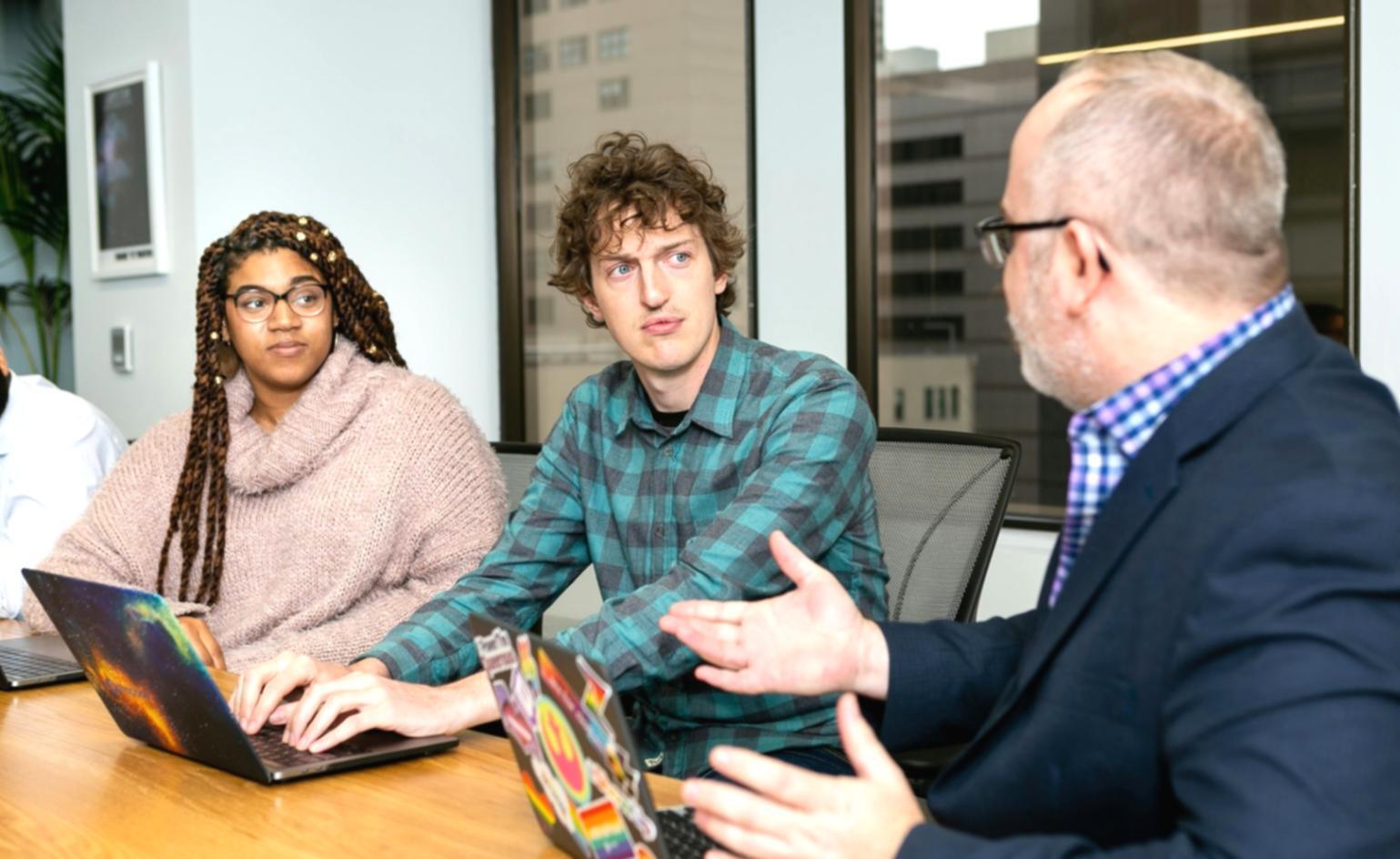 Vrijloop kantooromgeving met modern design en creatieve werkplekken